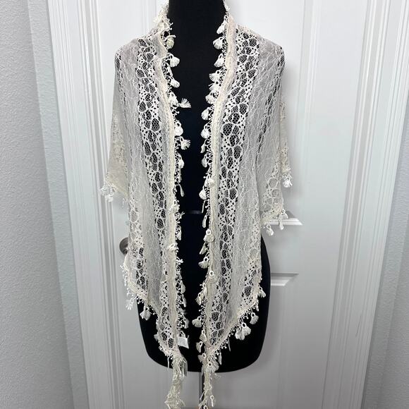 NEW WORLD MARKET CREAM LACE TRIANGLE WRAP SHAWL FRINGE SCARF HIPPIE FESTIVAL - Picture 1 of 11